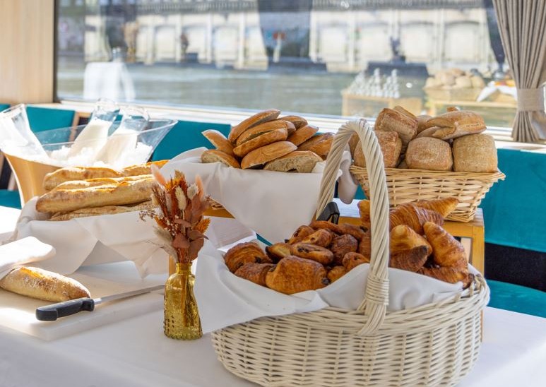 Bateaux Lyonnais Brunch - All-you-can-eat brunch ✓ Sailing on the Saône ✓ Discovering Lyon ✓