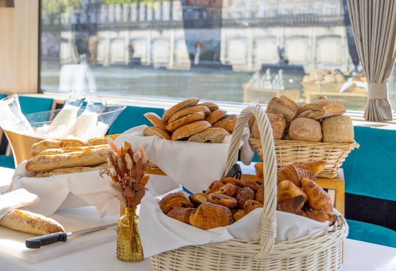 Bateaux Lyonnais Brunch - All-you-can-eat brunch ✓ Sailing on the Saône ✓ Discovering Lyon ✓